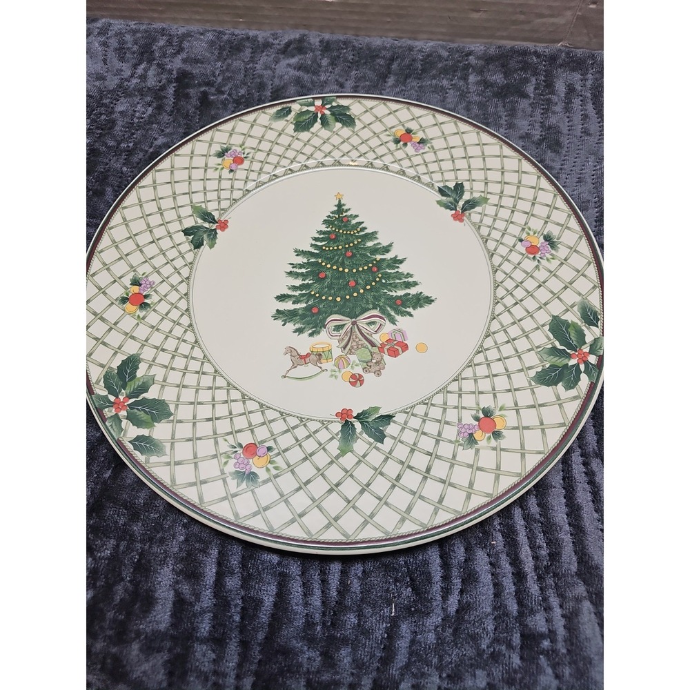 Mikasa Heritage Christmas Story CA808 Round Platter Holiday Tree Lattice 12in